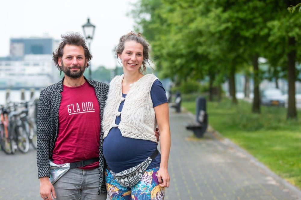 Foto van man en zwangere vrouw