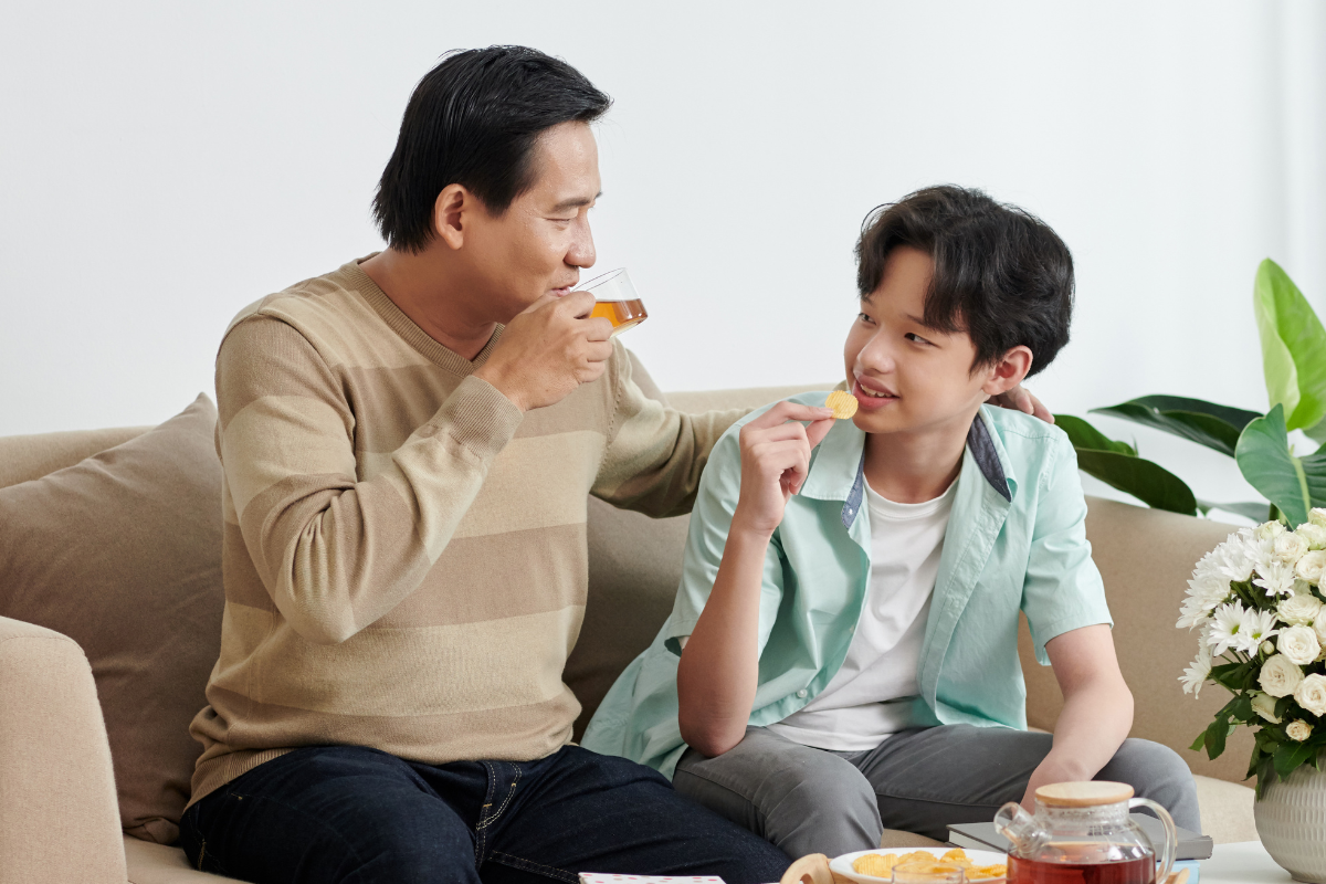 Vader lacht samen met puberzoon