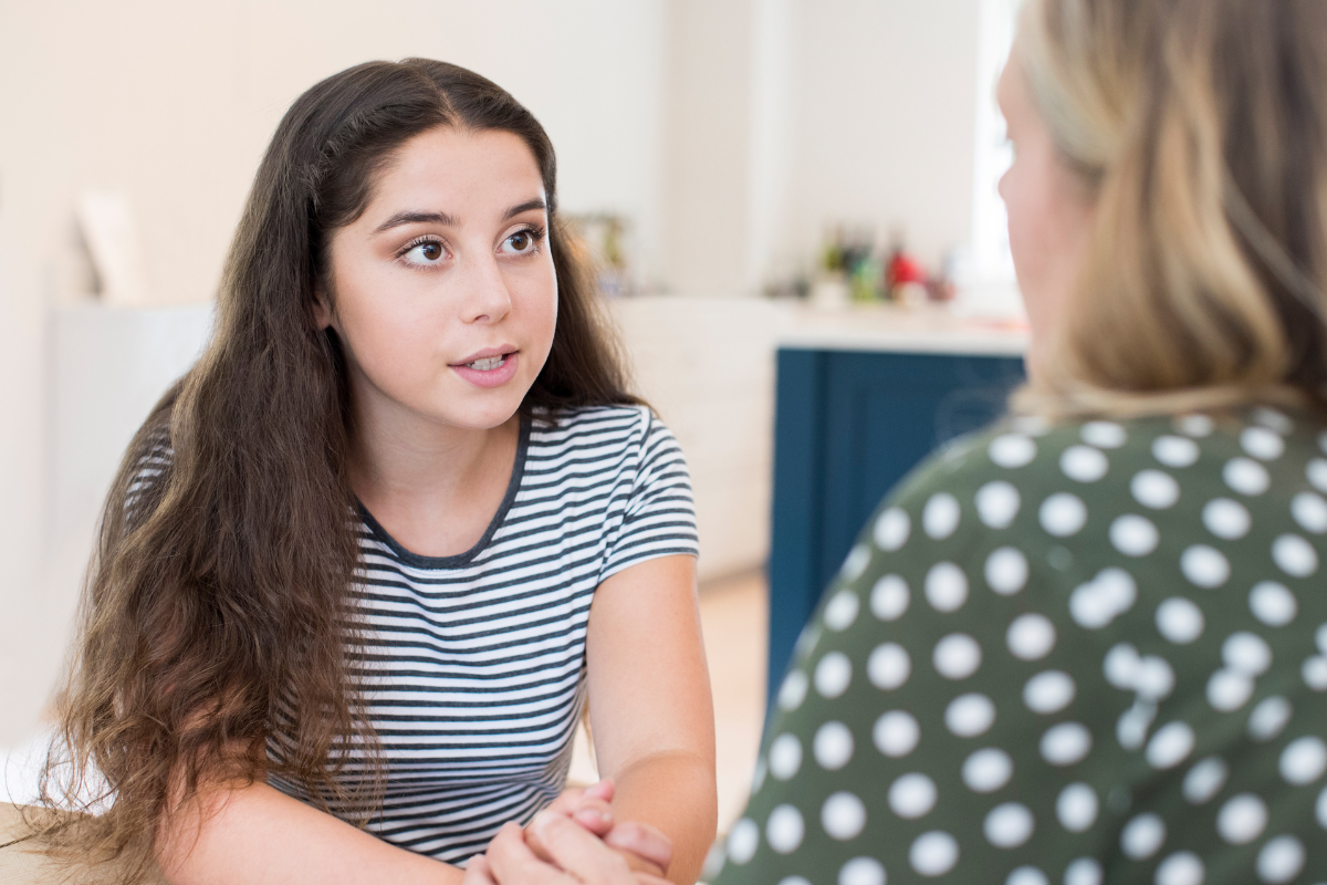 Tienermeisje in gesprek met moeder