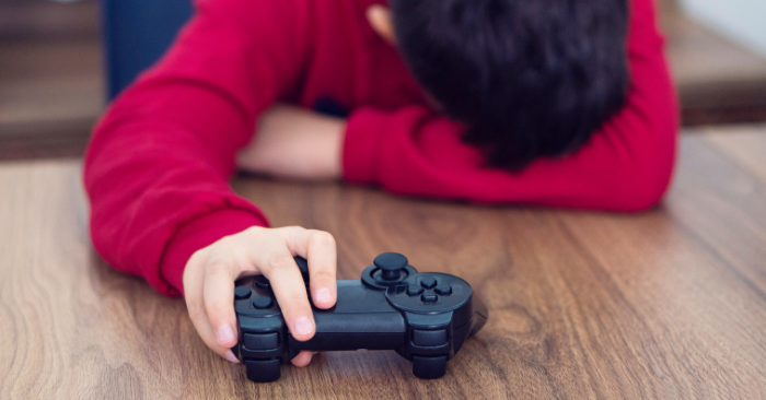 Kind met game controller