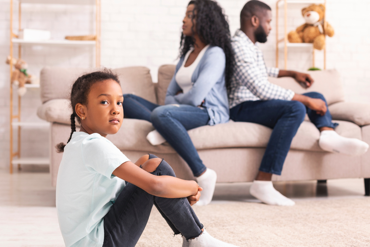 Ouders zitten boos tegenover elkaar en kind zit er verdrietig bij