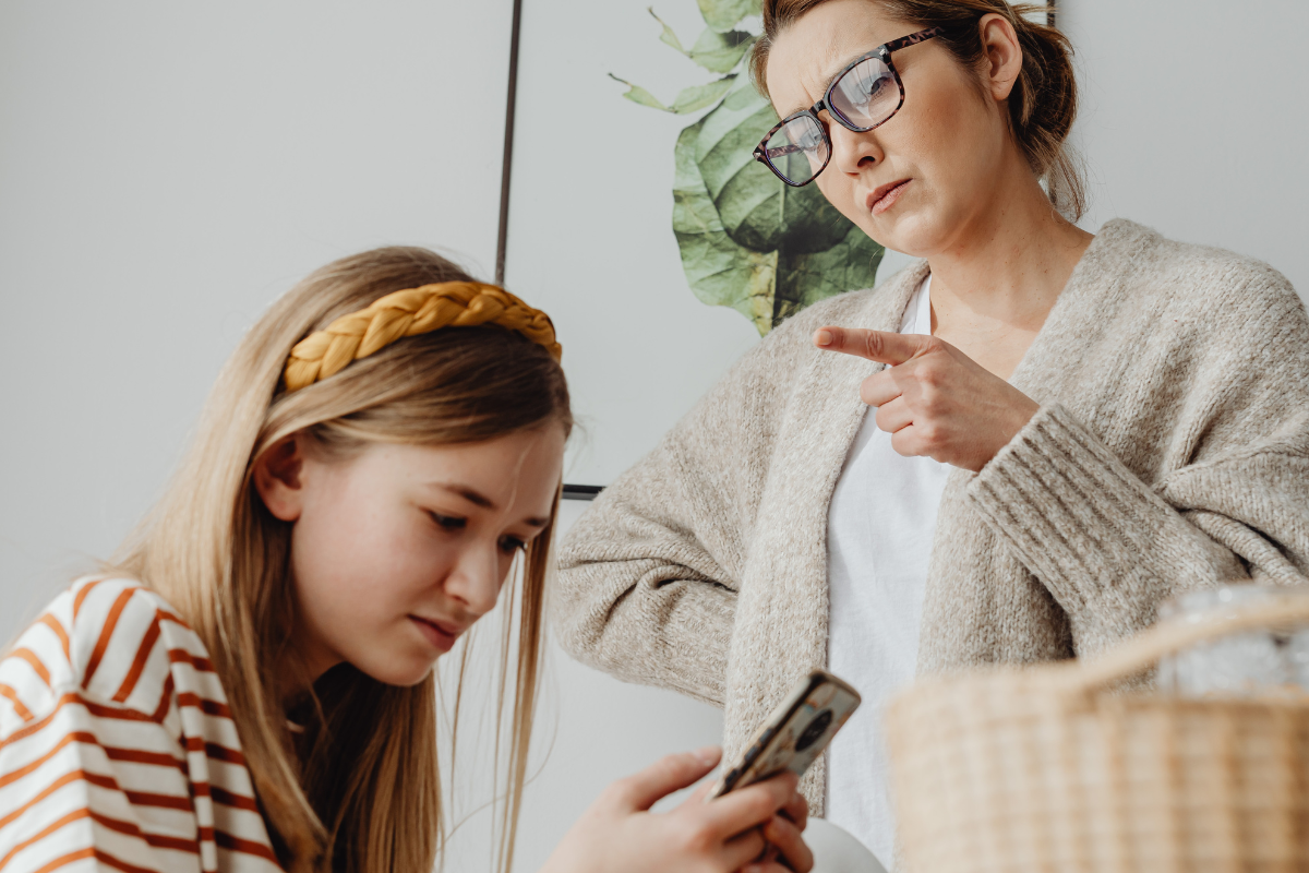 Moeder spreekt met wijzende vinger dochter toe