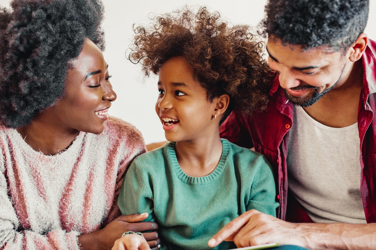 Vader, moeder en dochter lachen samen