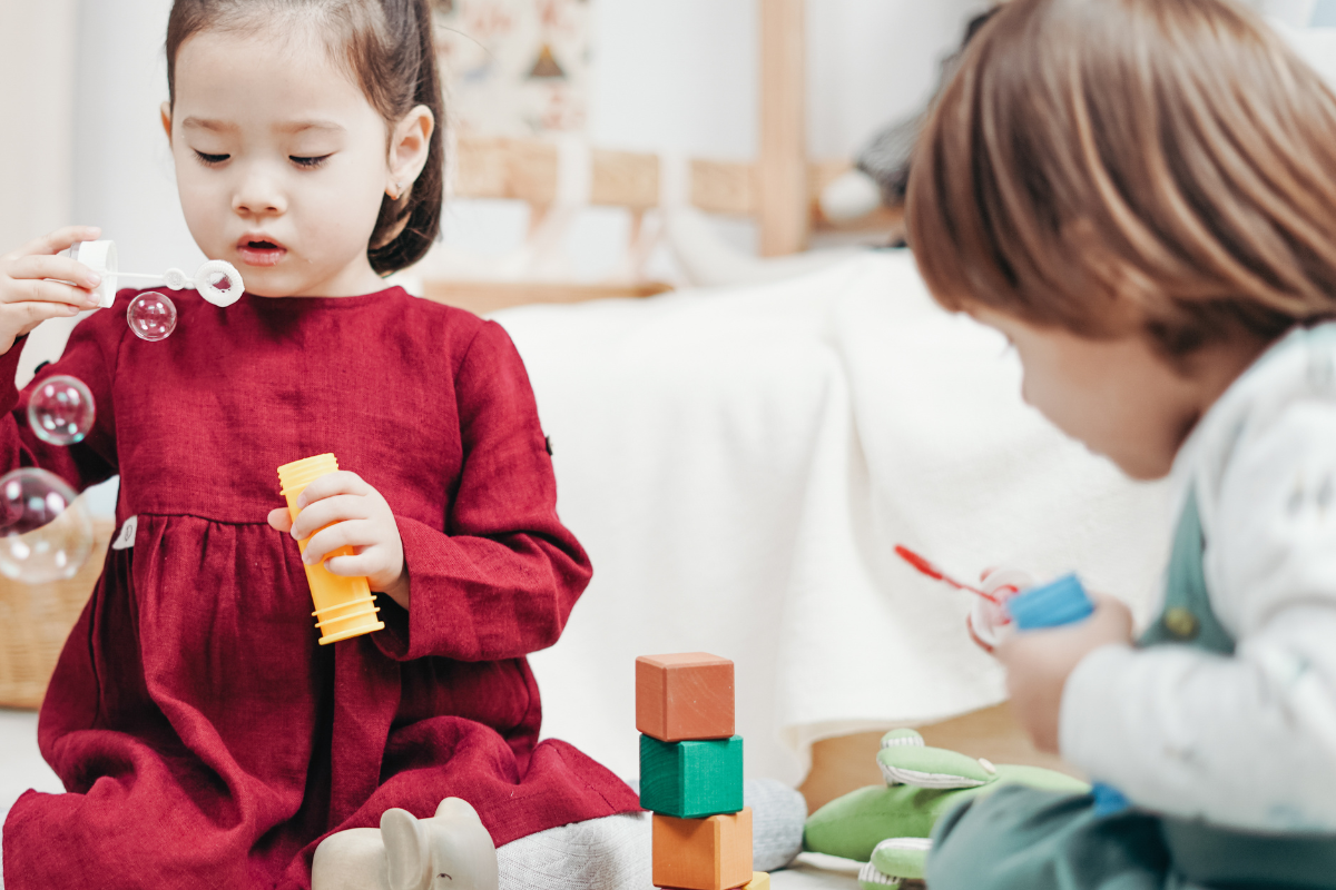 Peuters spelen met blokjes en bellenblaas