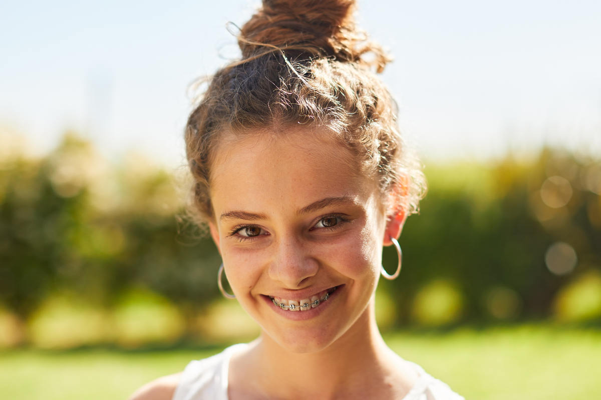 Tienermeisje met beugel