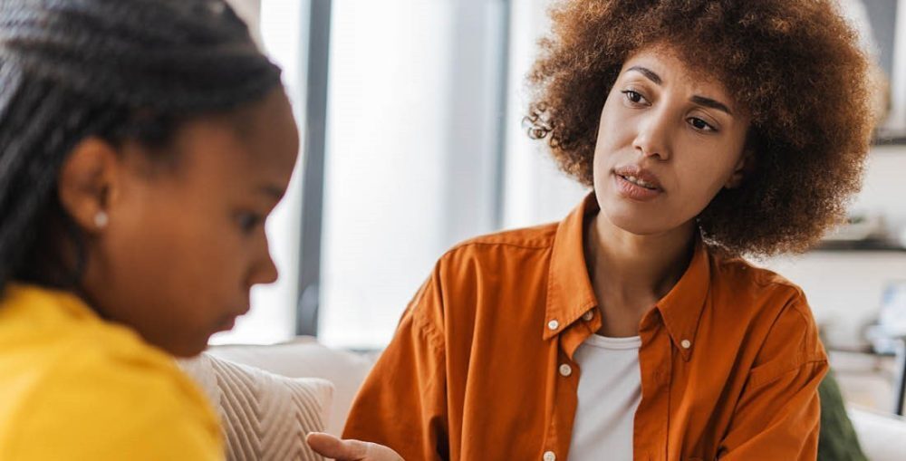 Moeder in gesprek met puberdochter