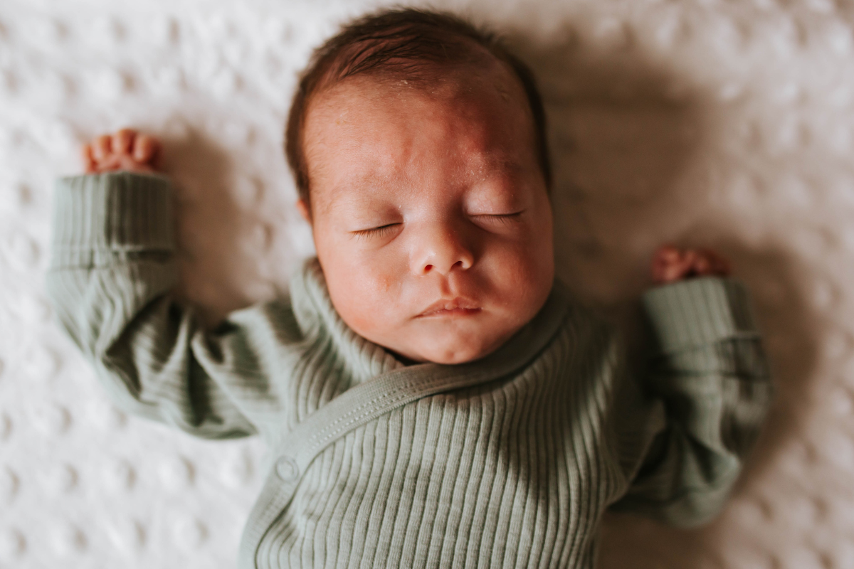 Pasgeboren baby slaapt