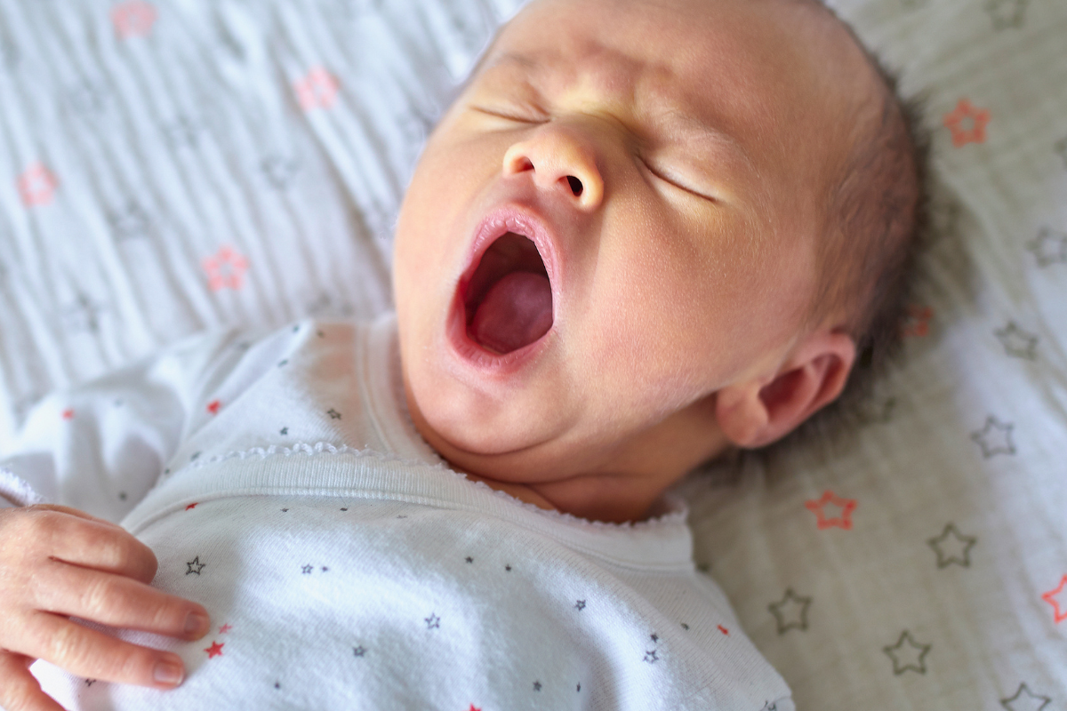 Kleine baby gaapt