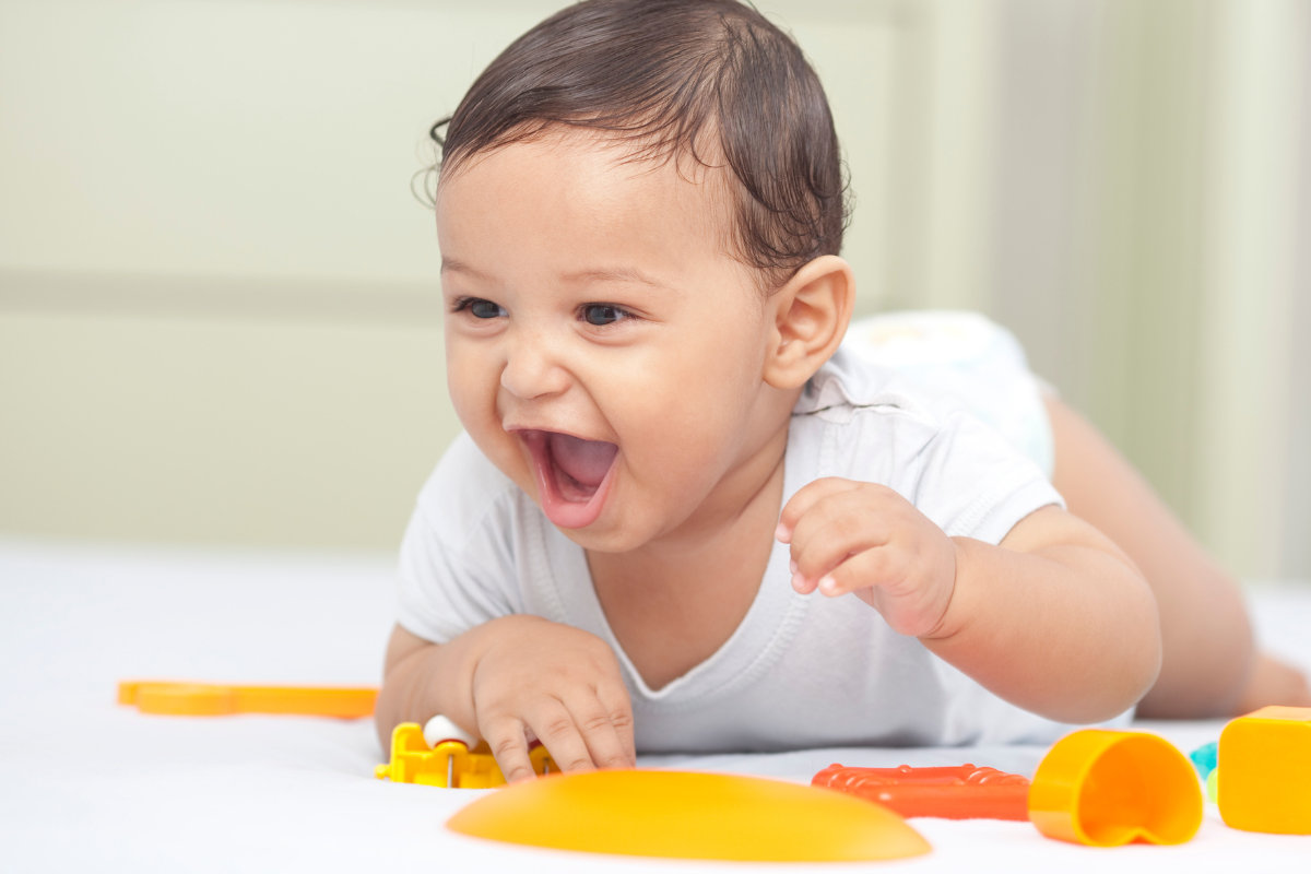 Baby speelt met speelgoed op de vloer