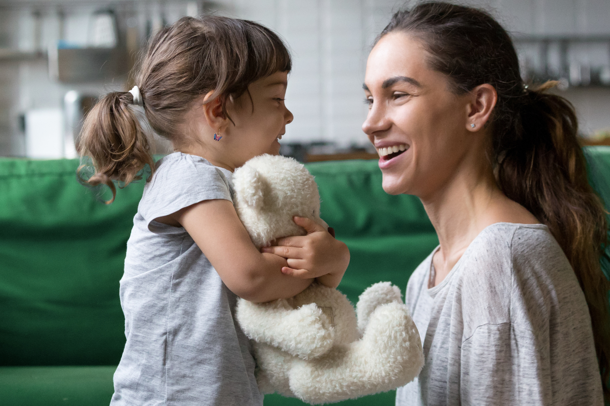 Moeder praat met peuterdochter