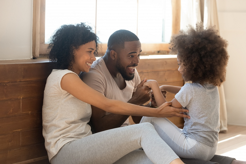 Ouders zijn in gesprek met hun dochter