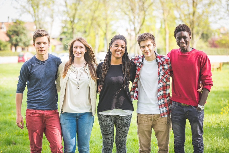 Groep tieners staan naast elkaar op een rij