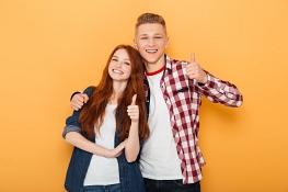 Twee jongeren steken hun duim omhoog