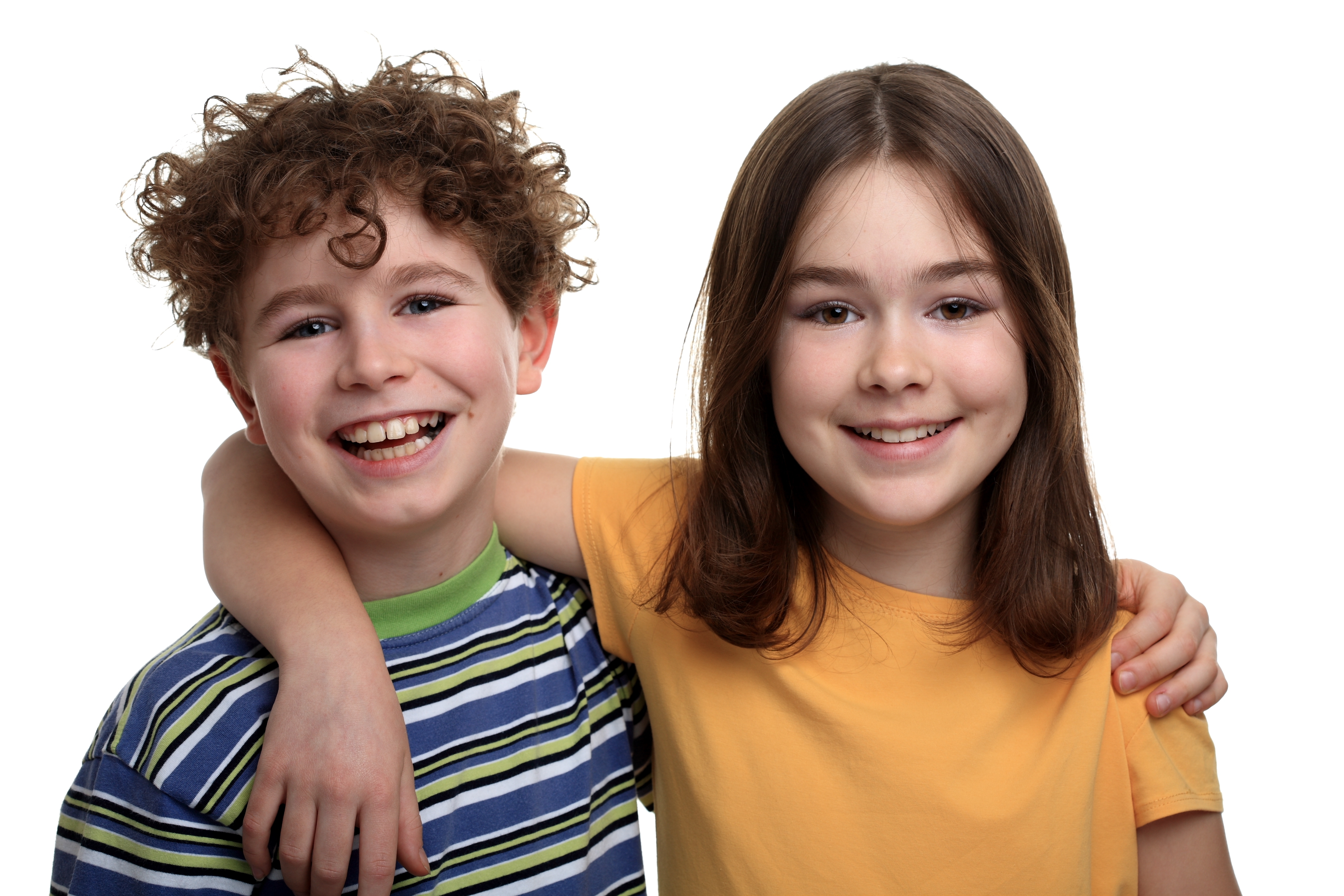 Twee kinderen met armen over elkaar heen geslagen