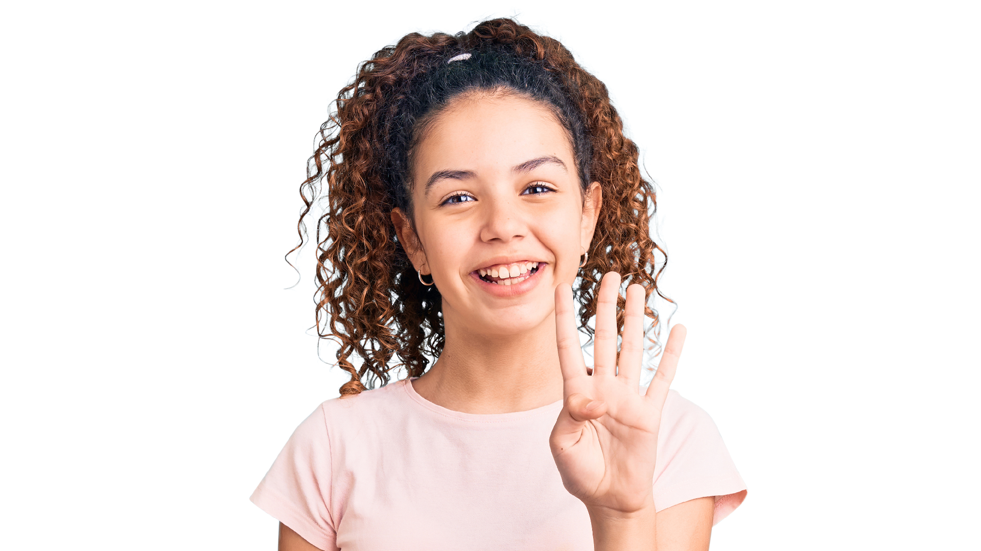 Meisje lacht en steekt 4 vingers op