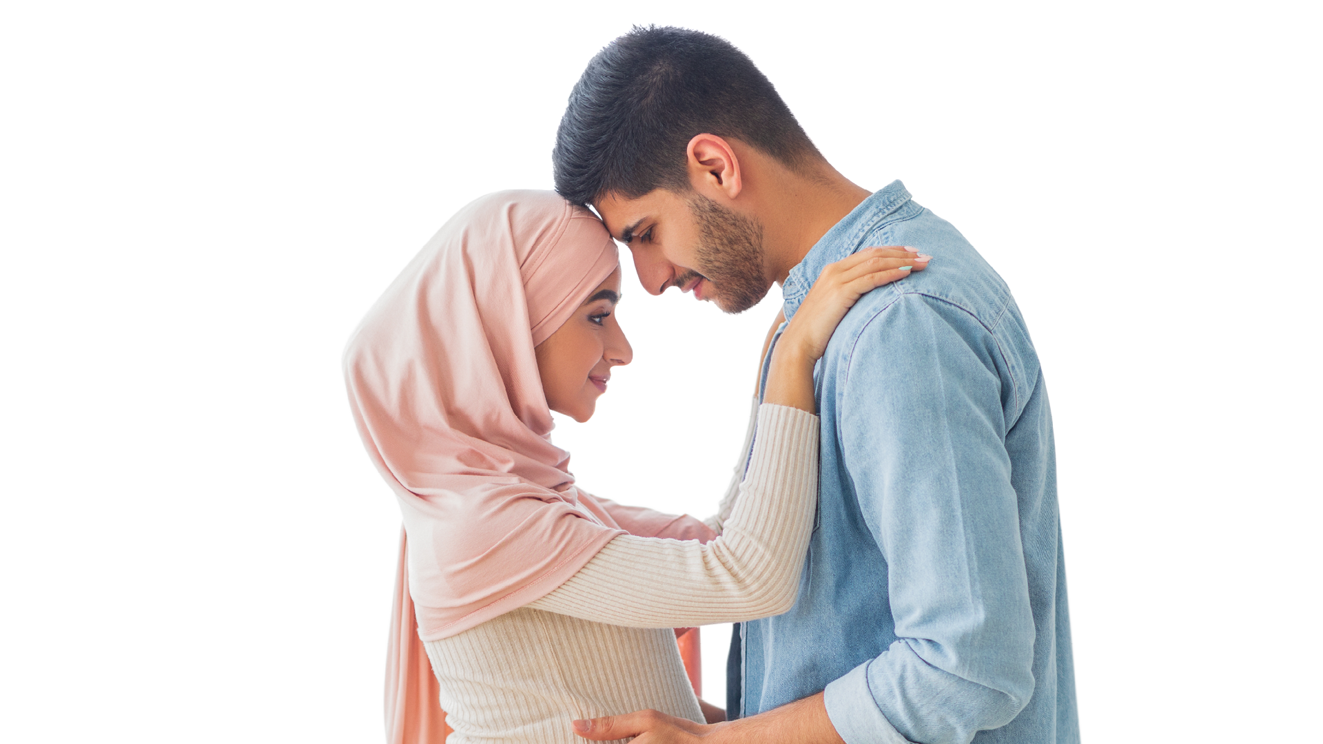 Zwangere vrouw met partner omhelzen elkaar