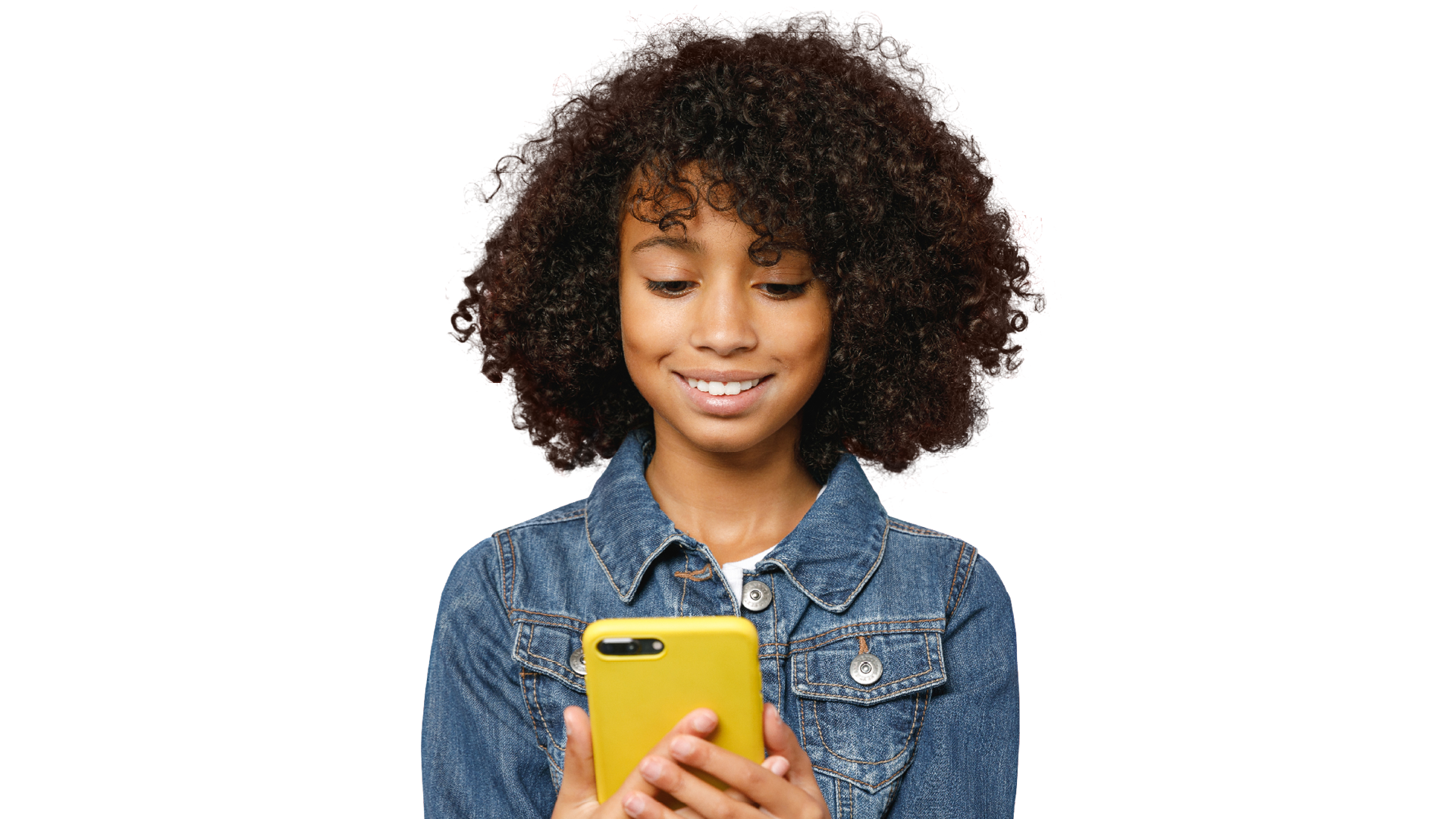 Vrouw kijkt lachend naar smartphone