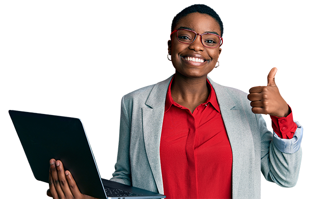 Vrouw die duim opsteek en laptop in haar handen