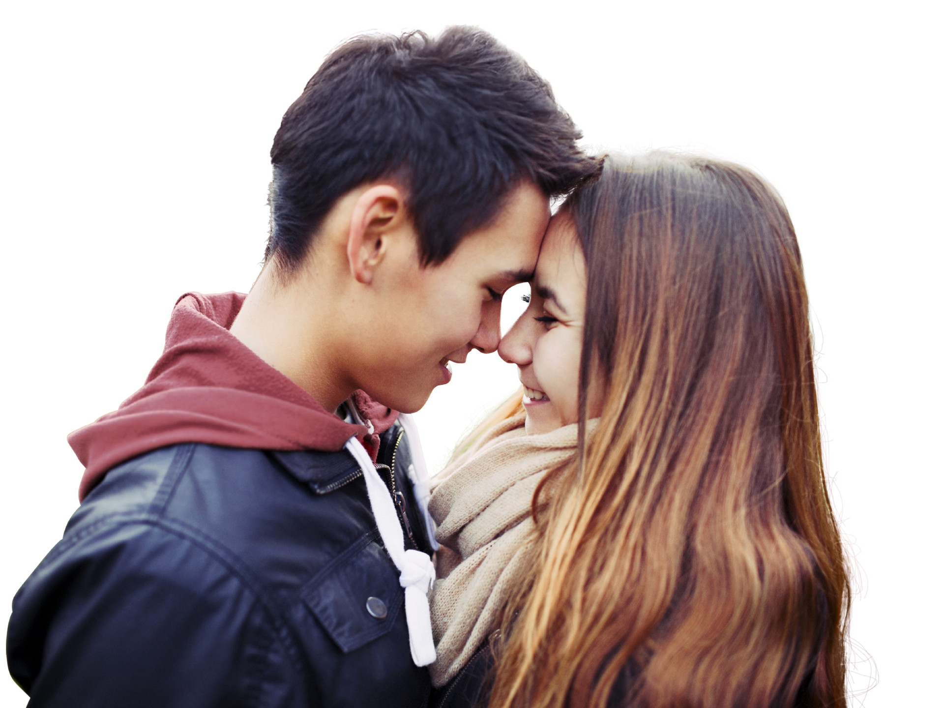 Tiener jongen en meisje met gezichten dicht tegen elkaar