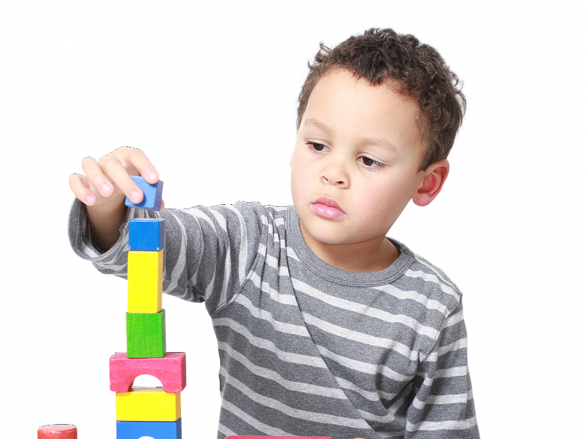 Jongen die blokken aan het bouwen is