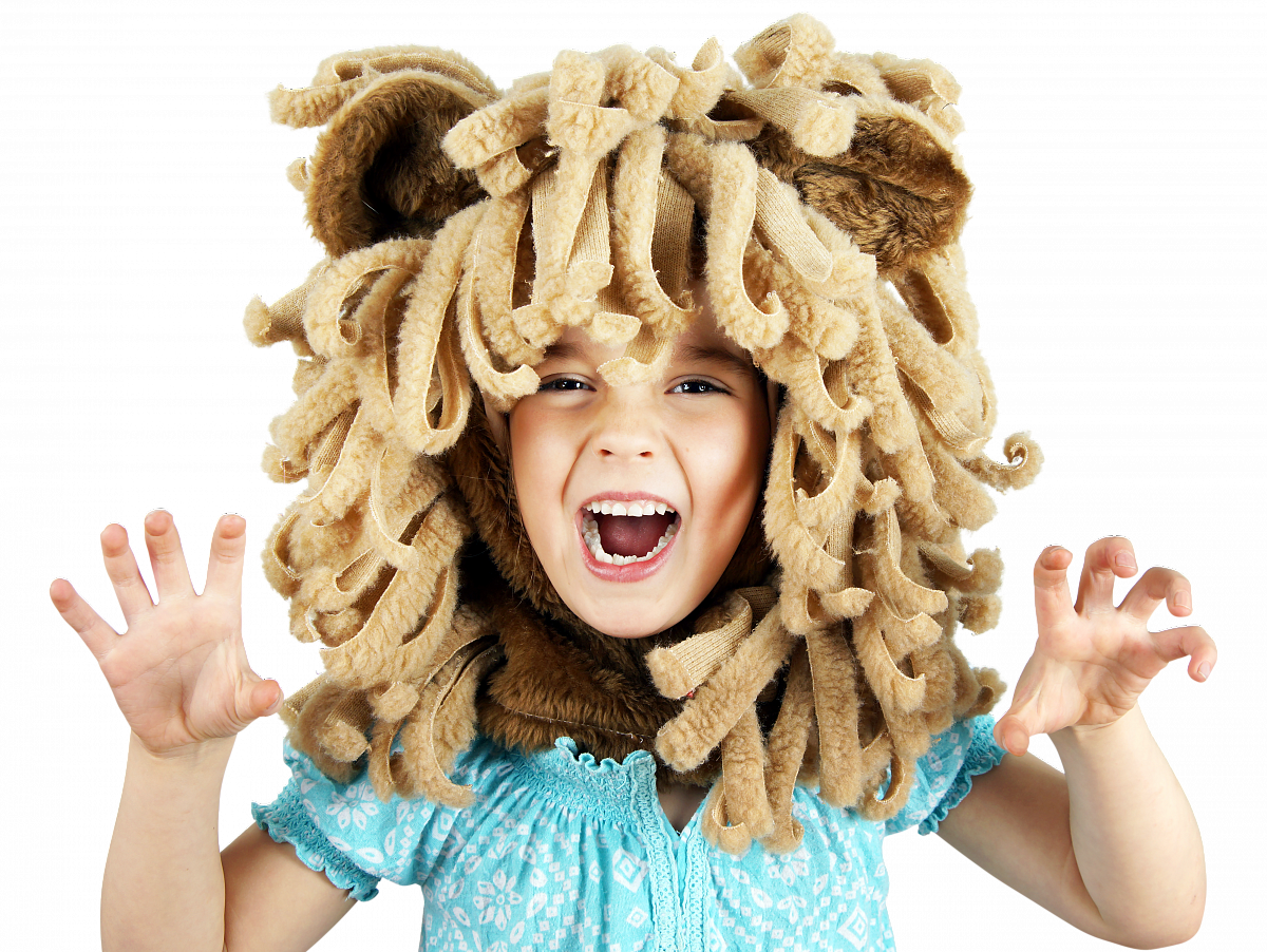 Meisje met een leeuwenpruik op