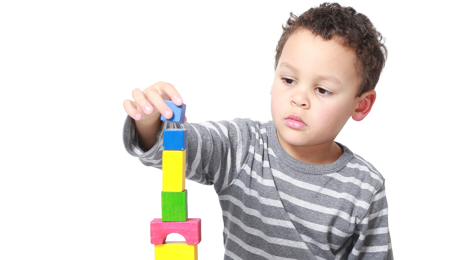 Jongen die aan het blokken bouwen is