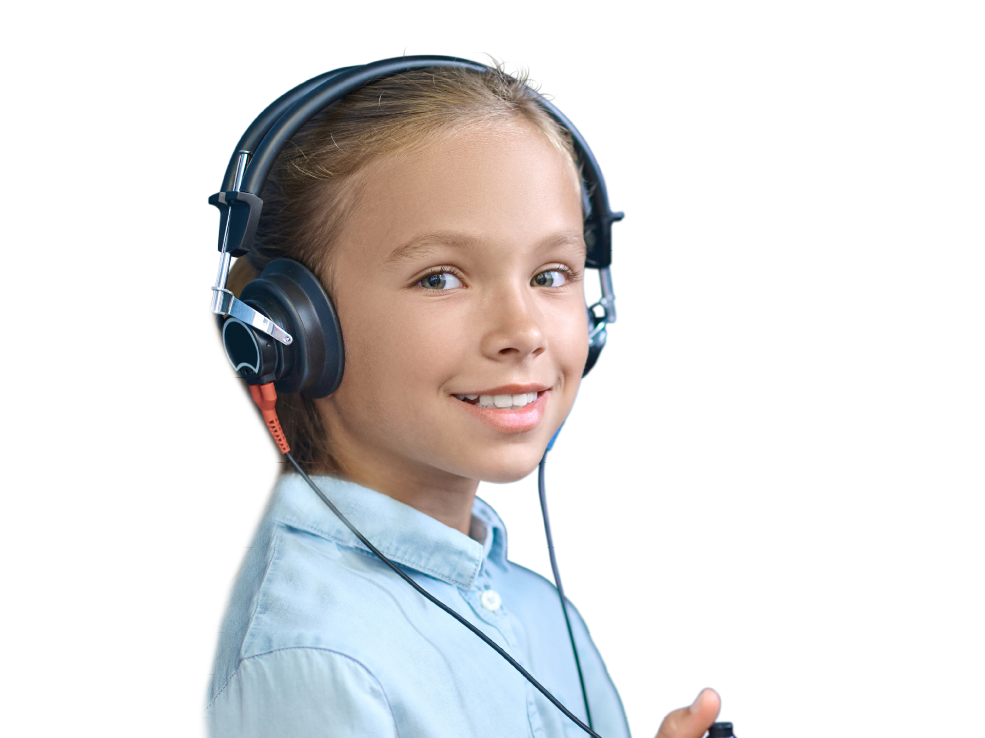 Meisje met een gehoortoestel op voor een gehoortest