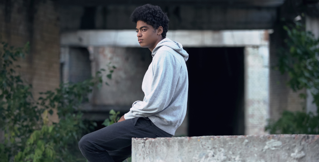 Jongen die verdrietig staart