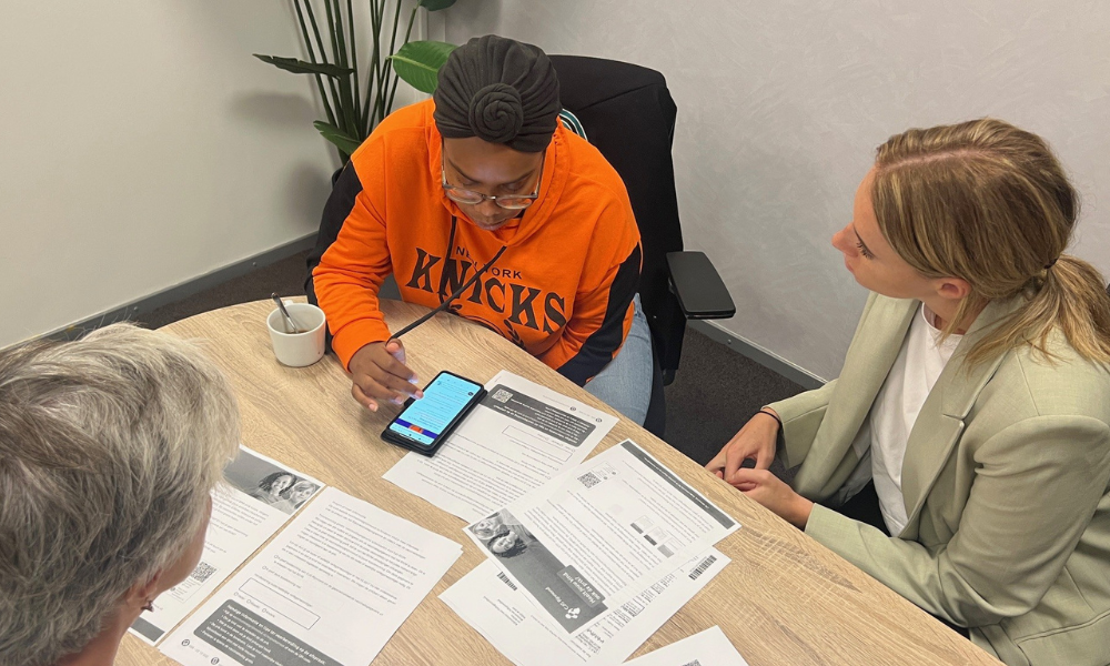 Vrouw die op haar telefoon scrollt