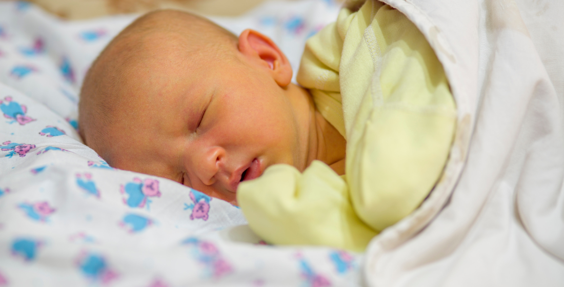 Baby met een gele huid