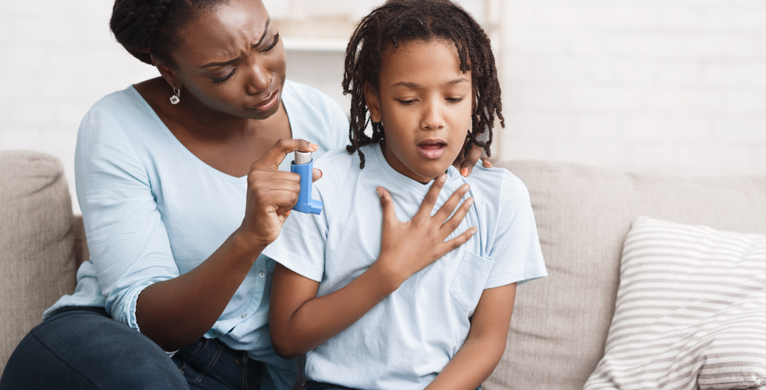 Kind met astma en moeder die astmapuffer geeft