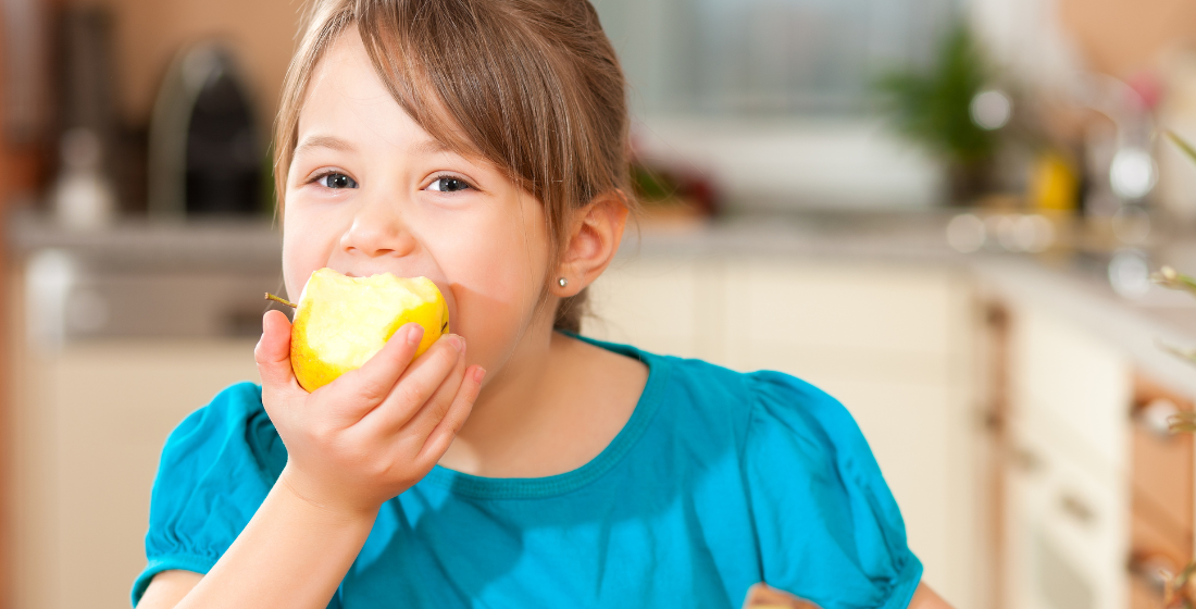 Meisje die appel eet