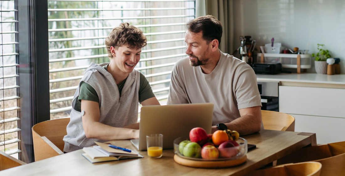 vader en zoon die huiswerk maken met hulp van AI
