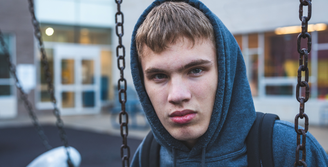 Jongere op een schommel