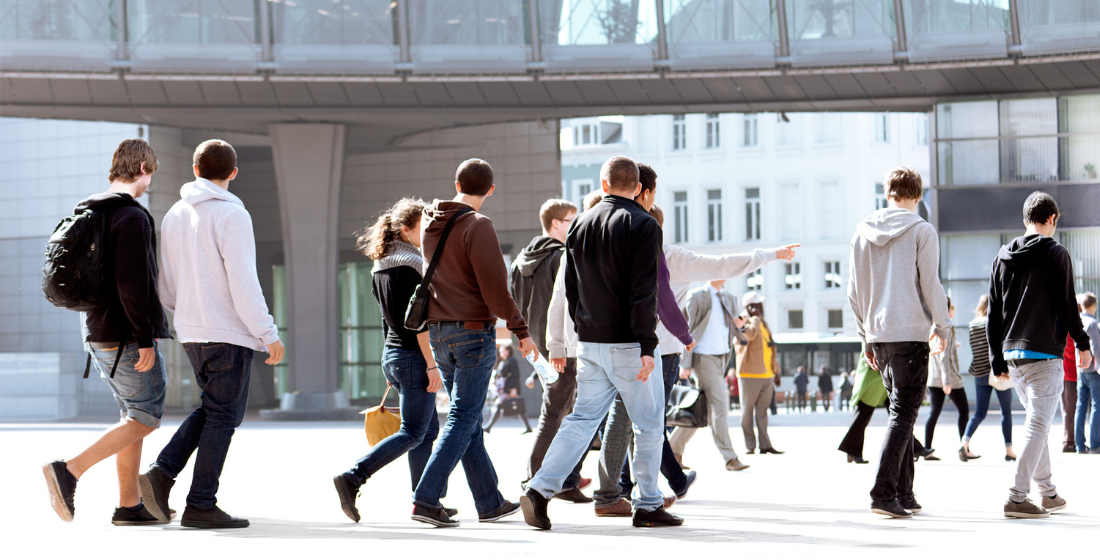 Jongeren die op straat lopen