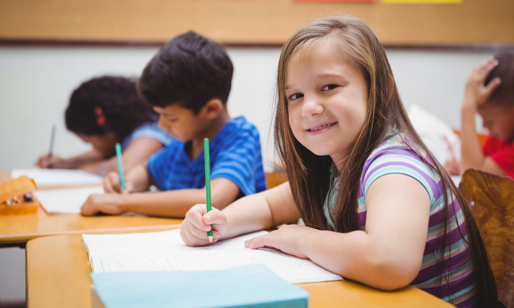 Basisschoolmeisje aan het werk in de klas