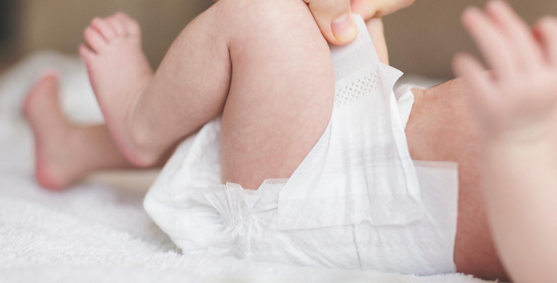 baby die luier aan heeft