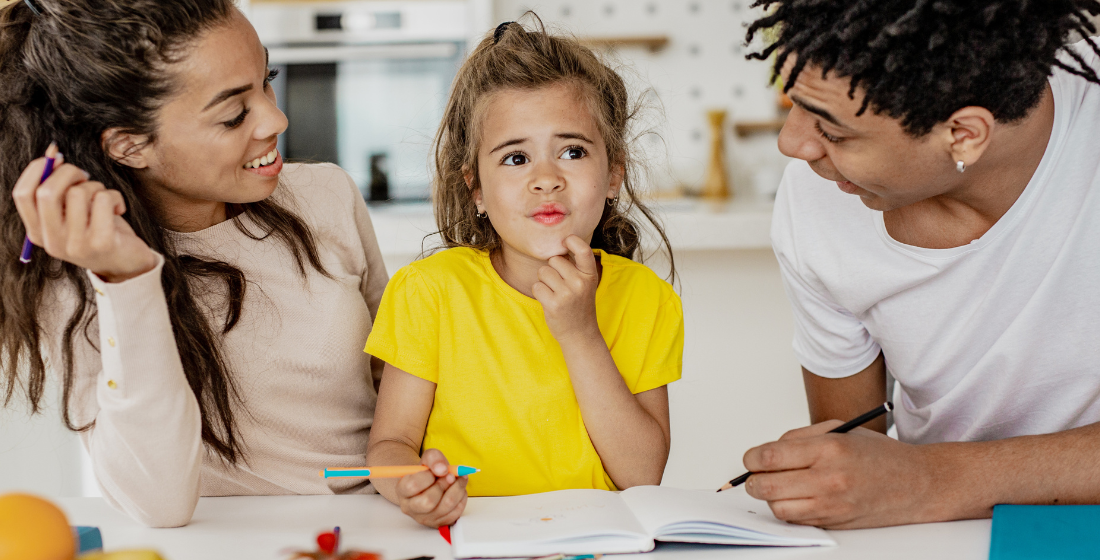 Ouders en hun dochter aan het leren