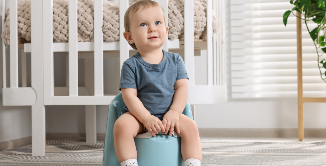Peuter die op een potje zit