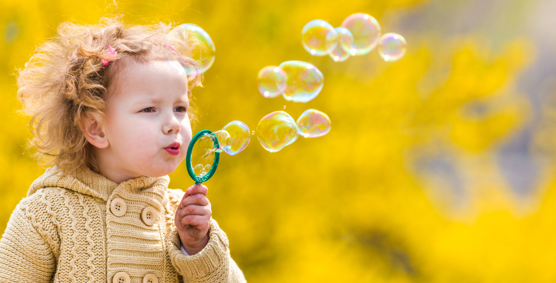 Kind die aan het bellenblazen is