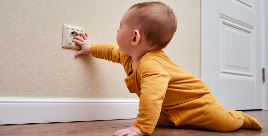 Peuter die aan het stopcontact zit