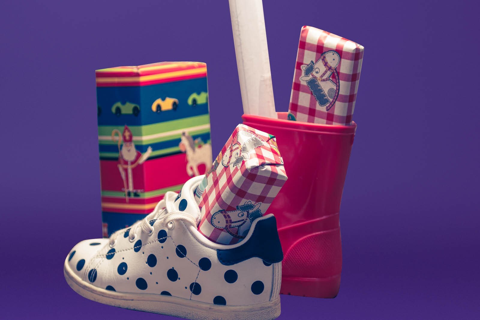 Sinterklaascadeaus in een laars en schoen