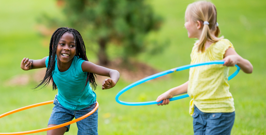 Twee meiden hulahoopen