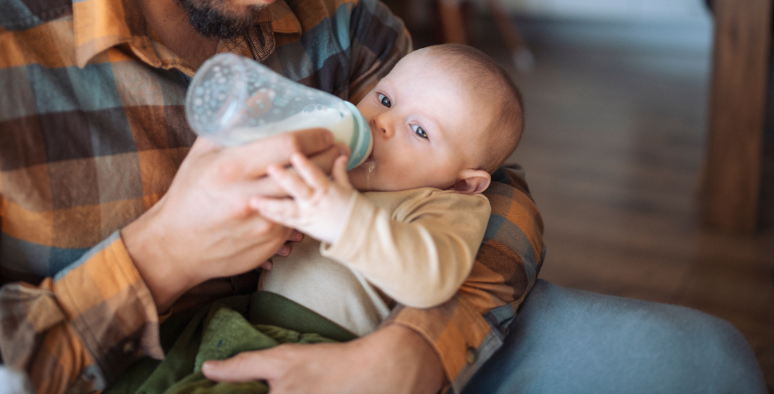 Man die baby de fles geeft