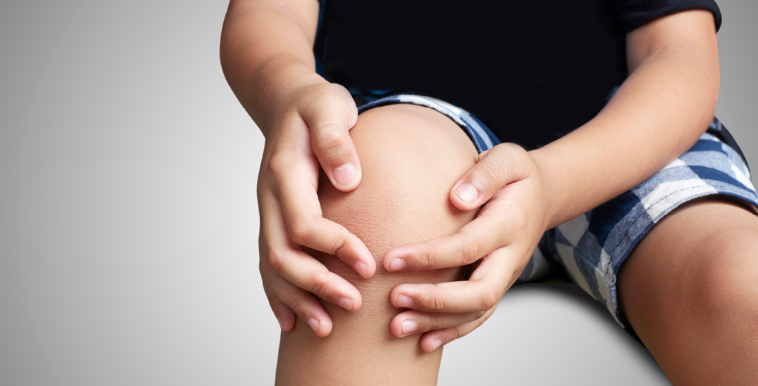 Jongen met kniepijn