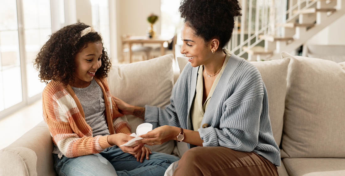 Moeder en dochter die praten over maandverband