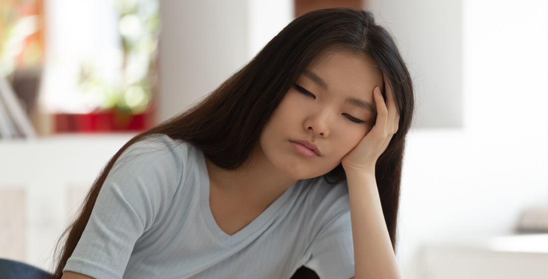 Puber meisje leunt met hoofd op haar hand