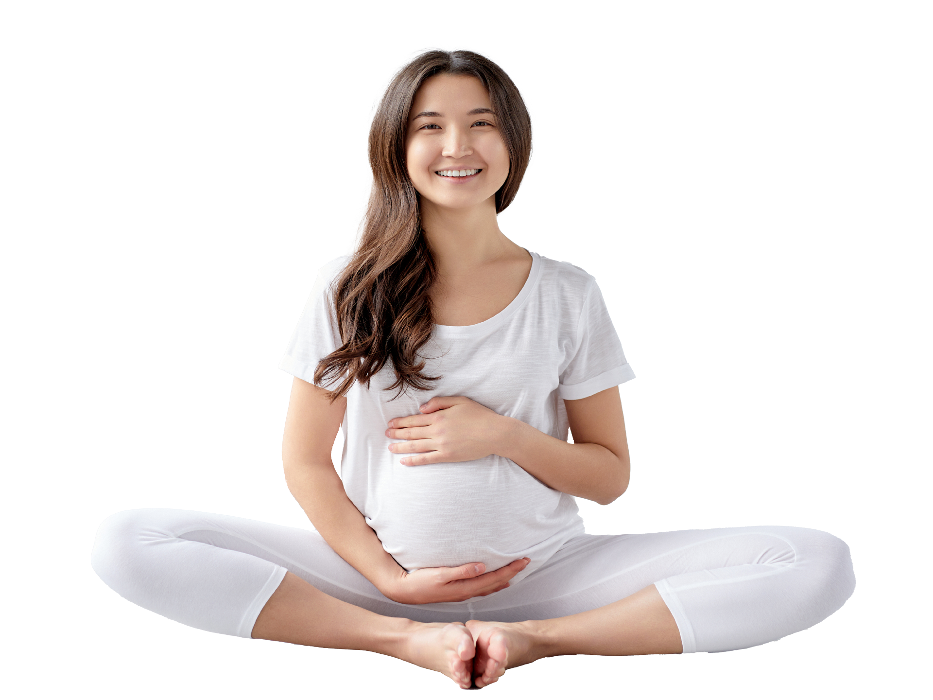 Zwangere vrouw zit in kleermakerszit en houdt haar buik vast