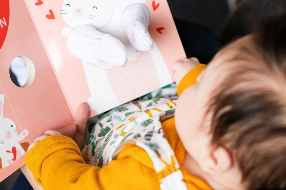 baby met een boek