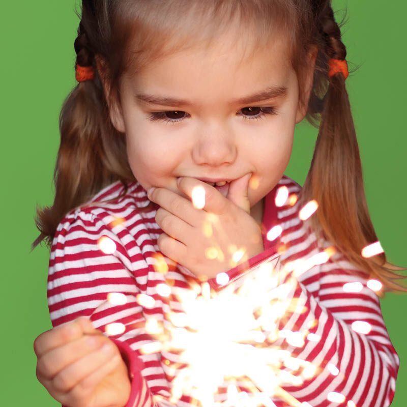 Meisje met een vuurwerk sterretje